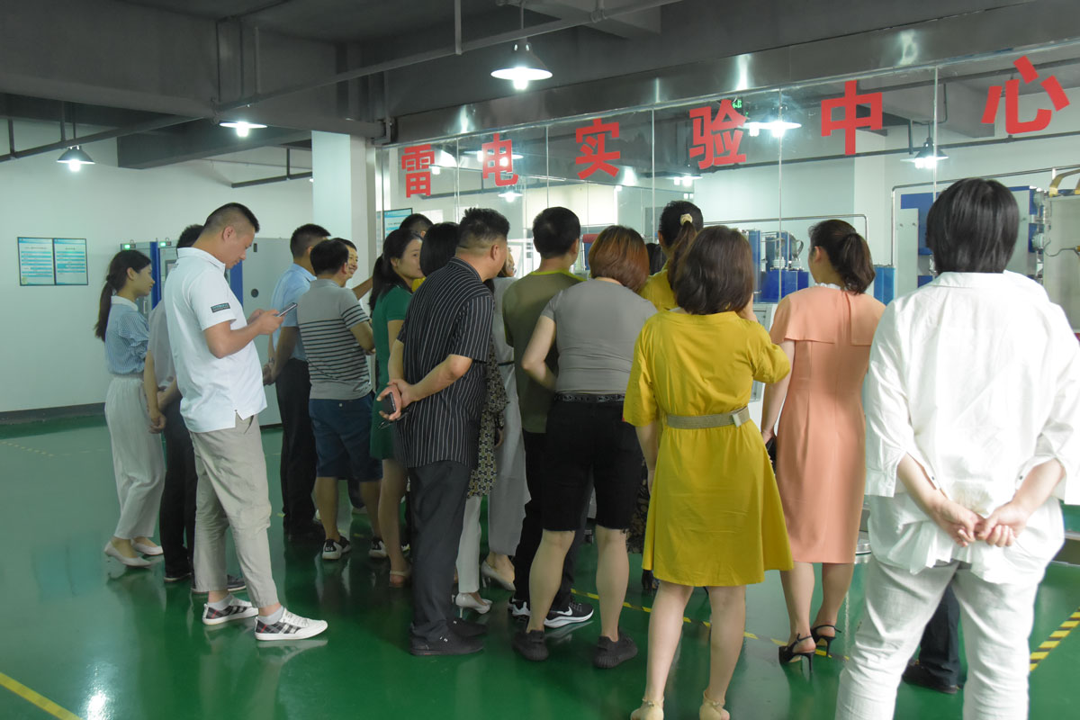 瑞士维多利亚大学MBA15-16班同学莅临新利官方网站防雷考察交流