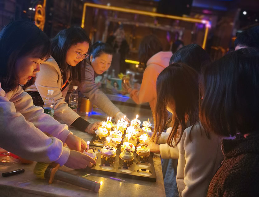 HIGH唱KTV！——新利官方网站防雷第一期员工生日会